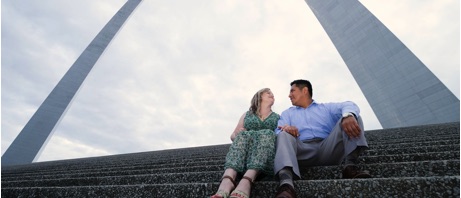Young couple in front of Saint Louis Arch